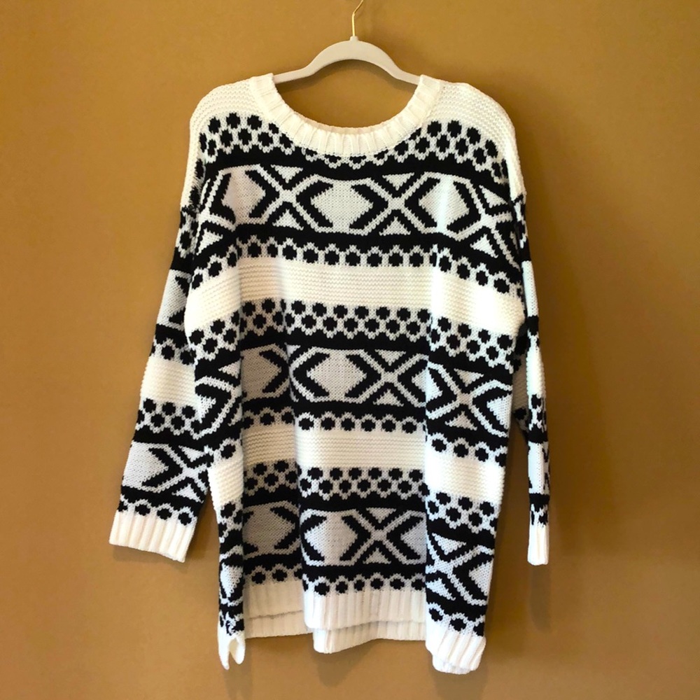 Oversized Vine & Love Black and White Sweater Size Medium